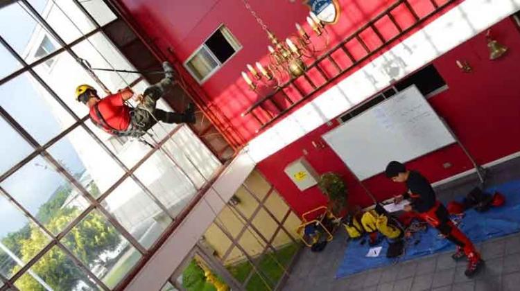 Bomberos certifican conocimientos de rescate en altura