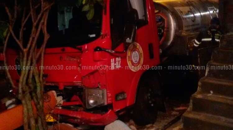 Carro de Bomberos colisionó contra una vivienda en Itagüí
