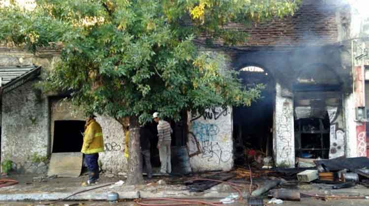 Incendio generalizado afectó muebleria en Uruguay