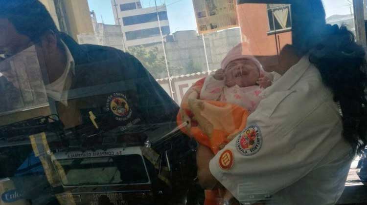 Dejan una bebé en la estación de bomberos con una nota