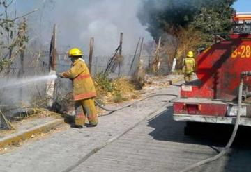 Combaten bomberos incendios en Cuernavaca