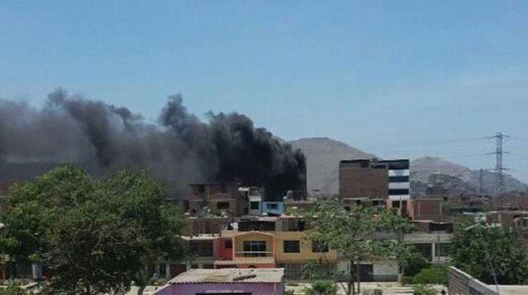 Incendio movilizó mas 10 unidades de bomberos en Peru