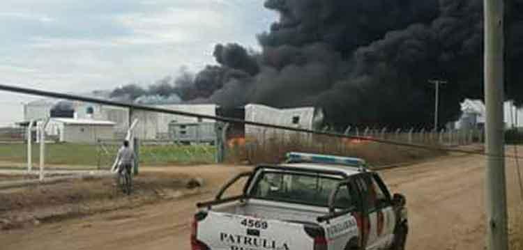 Incendio sin control arrasa con un galpón en Monte Maíz