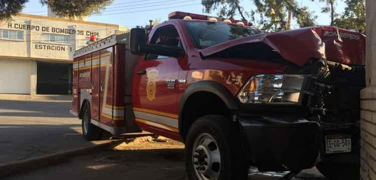 Camion de bomberos impacta en domicilio en Chihuahua
