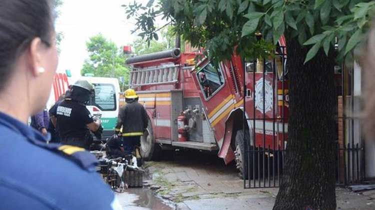 Murió una bombera tras chocar autobomba contra una casa