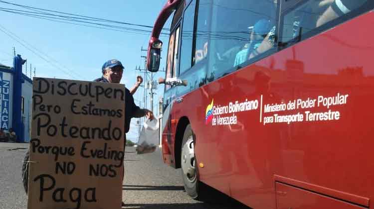 Bomberos de Maracaibo piden en la calle para comer