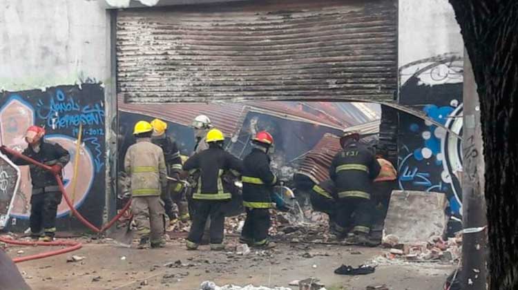 Voraz incendio en depósito de artículos de limpieza de Merlo