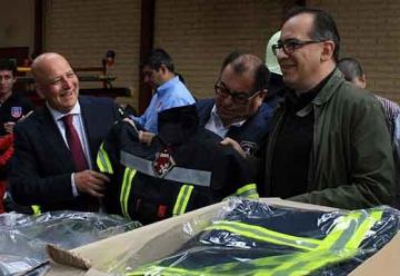 Bomberos de Puerto Montt recibieron uniformes de última tecnología