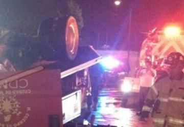 Tres bomberos resultan heridos tras sufrir accidente