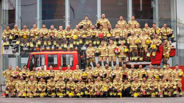 Los bomberos posan con su nuevo uniforme