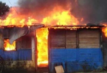 Incendio destruye 15 viviendas durante inauguración de una estación de bomberos