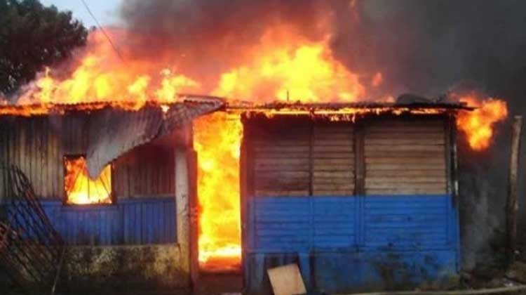 Incendio destruye 15 viviendas durante inauguración de una estación de bomberos