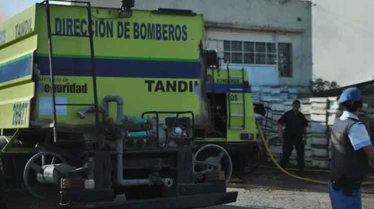 Bomberos combaten siniestro en depósito de colmenas