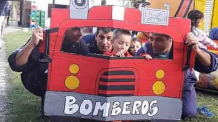 Bomberos de Castelli le cumplieron un sueño a un nene de 4 años