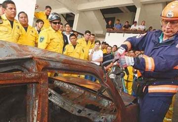 Capacitan a bomberos de Bolivia en tema rescates