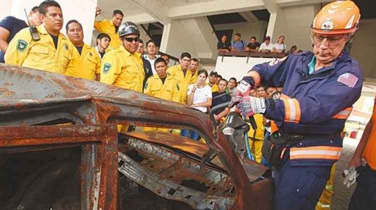 Capacitan a bomberos de Bolivia en tema rescates