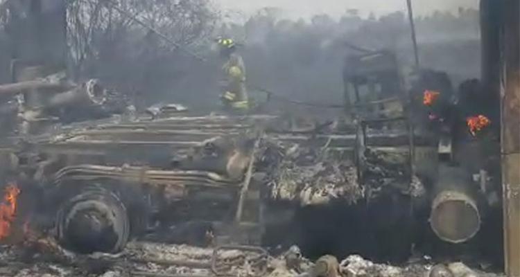 Bomberos van a apagar incendio y se les calcina su camión