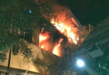 Incendio afecta a diez viviendas en Santiago