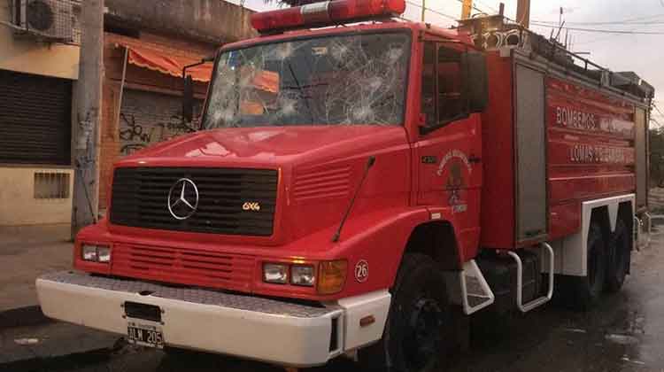 Bomberos son agredidos y les roban un autobomba y un movil de apoyo