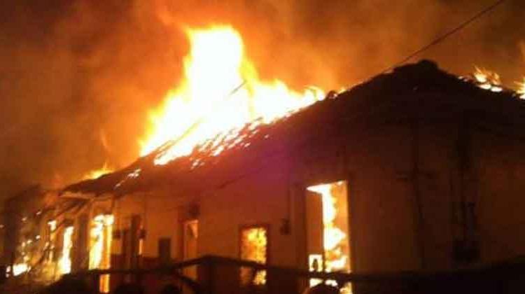 Bomberos atienden impresionante incendio en Salamina