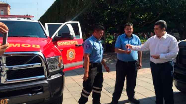 Entrega Alcalde nuevas unidades a Bomberos