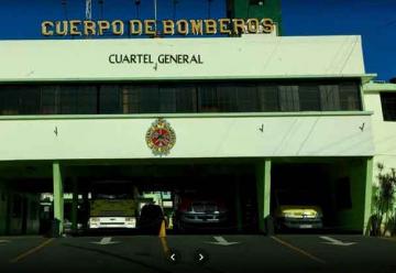 Canadá dona dos modernos camiones a bomberos