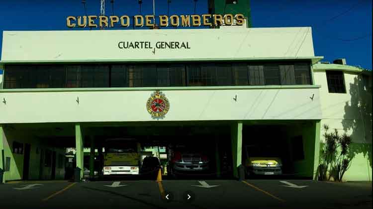 Canadá dona dos modernos camiones a bomberos