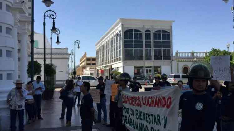 Bomberos piden a autoridades escuchar sus demandas