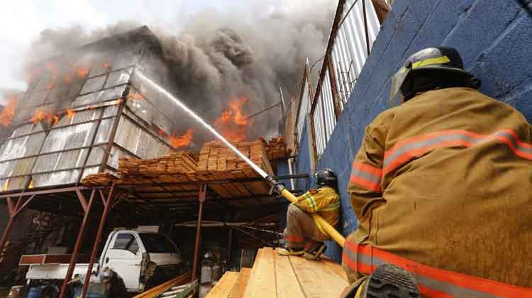 Incendio consume una fábrica de ataúdes en Nicaragua