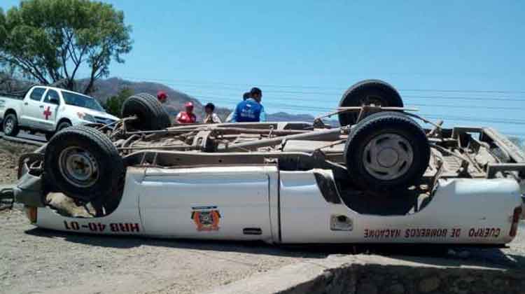 Unidad de Bomberos se accidenta en carretera Panamericana