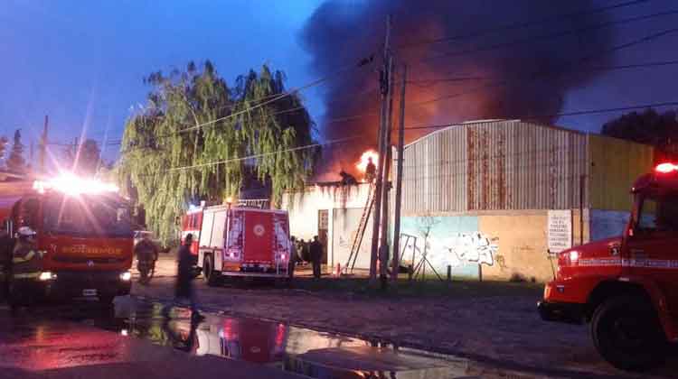 Bomberos combaten un incendio en un depósito en Quilmes