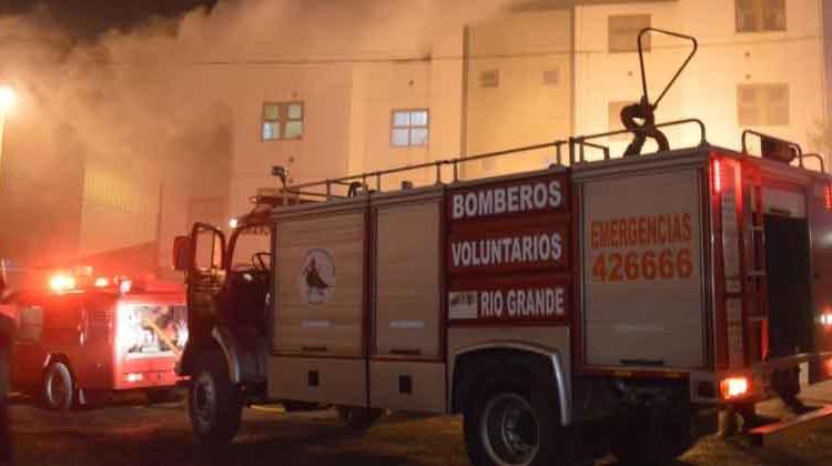 Vecinos reclaman Camión Escalera para Bomberos
