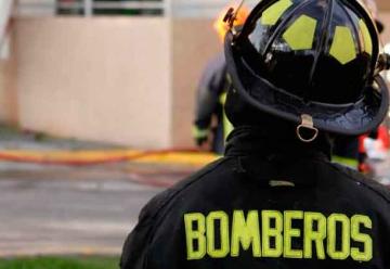 Bomberos caen a una zanja tras concurrir a incendio