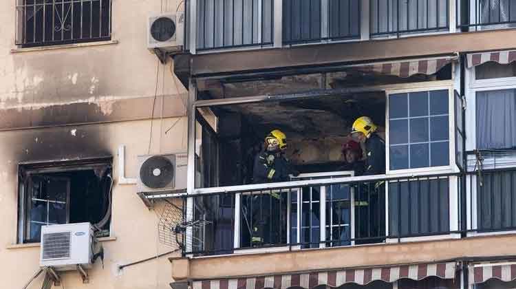 Un fallecido y dos bomberos hospitalizados en un incedio en Málaga