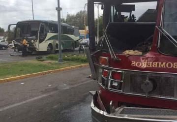 Muere bombero tras aparatoso choque contra autobús en Mexico