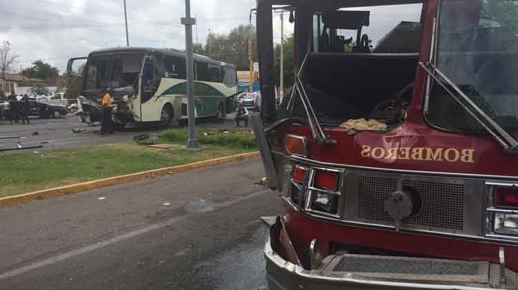 Muere bombero tras aparatoso choque contra autobús en Mexico