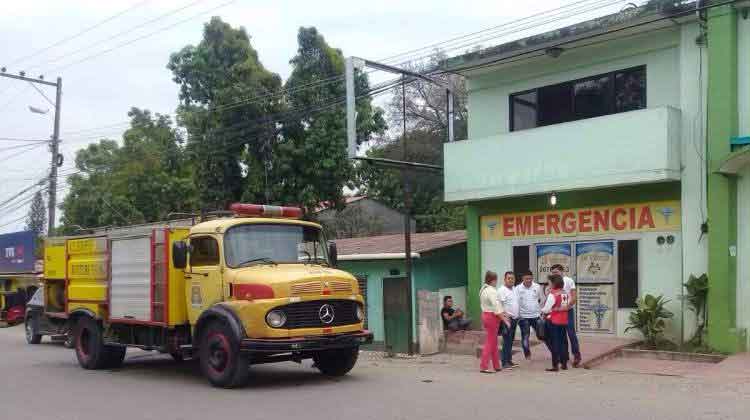 Muere bombero electrocutado cuando apagaba incendio