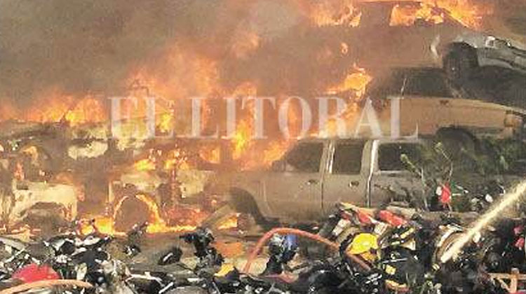 Gigantesco incendio en un depósito judicial