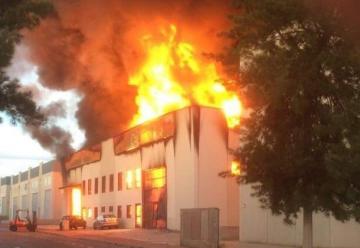 Un incendio quema una fábrica de caucho en Santa Pola