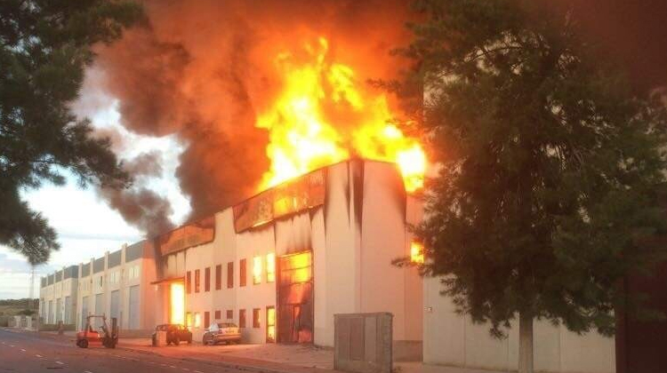 Un incendio quema una fábrica de caucho en Santa Pola