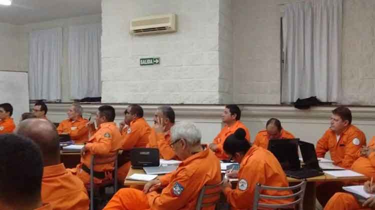 Bomberos se capacitan en operaciones de búsqueda y rescate
