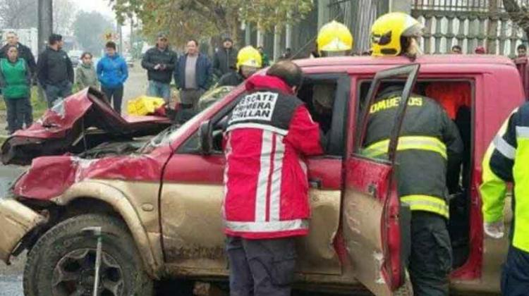 Un lesionado deja colisión entre carro de Bomberos y camioneta