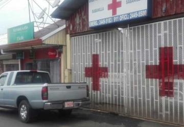 Conductores estacionan frente a estaciones de Bomberos y Cruz Roja