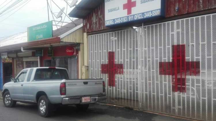 Conductores estacionan frente a estaciones de Bomberos y Cruz Roja