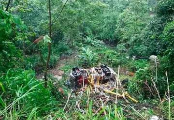 Unidad de Bomberos cae por barranco en guindo