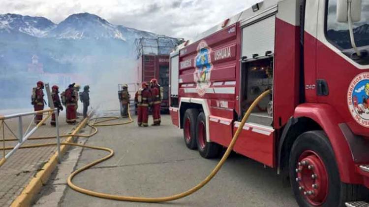 Firma de convenio entre el gobierno de Tierra del Fuego y bomberos