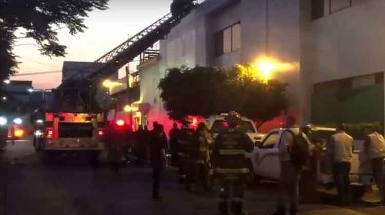 Fábrica impide ingreso a bomberos durante incendio