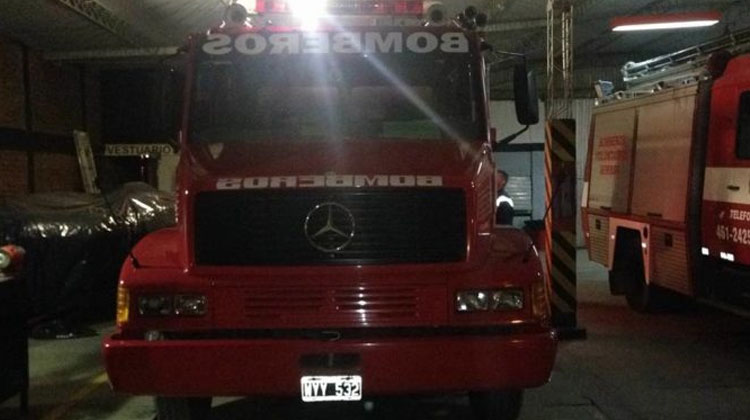 Bomberos fueron apagar incendio y los echaron a piedrazos