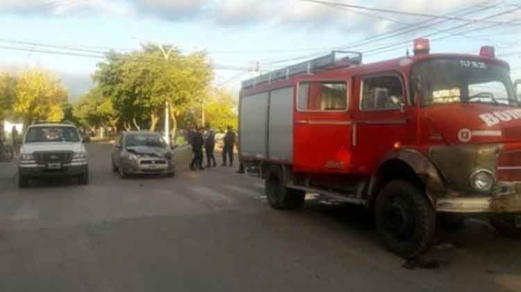 Choque entre camión de Bomberos y automóvil