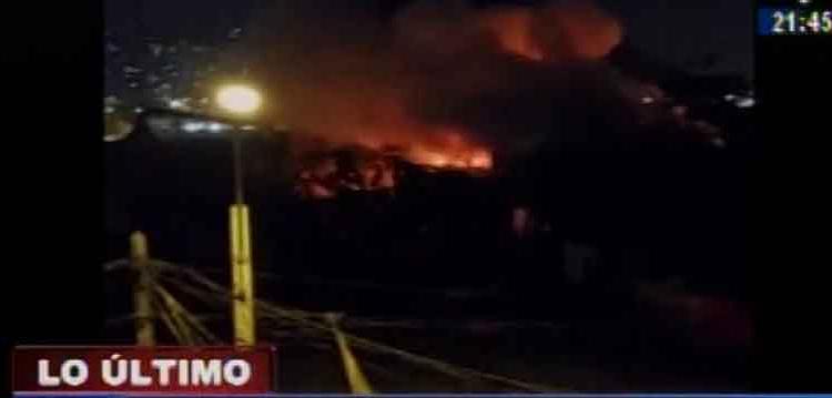 Incendio en fábrica movilizó a 20 unidades de bomberos